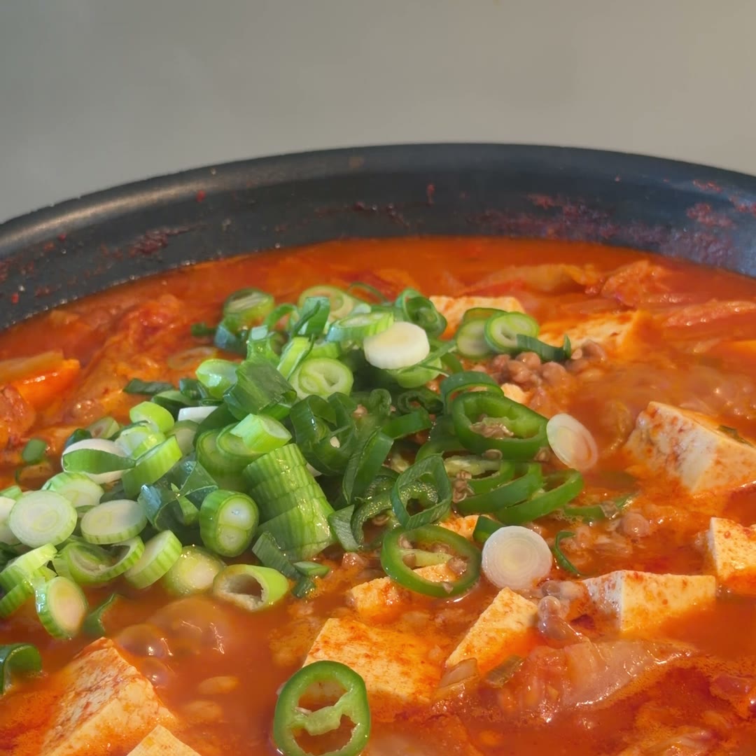 묵은지 없이 끓이는 김치찌개 완성 사진